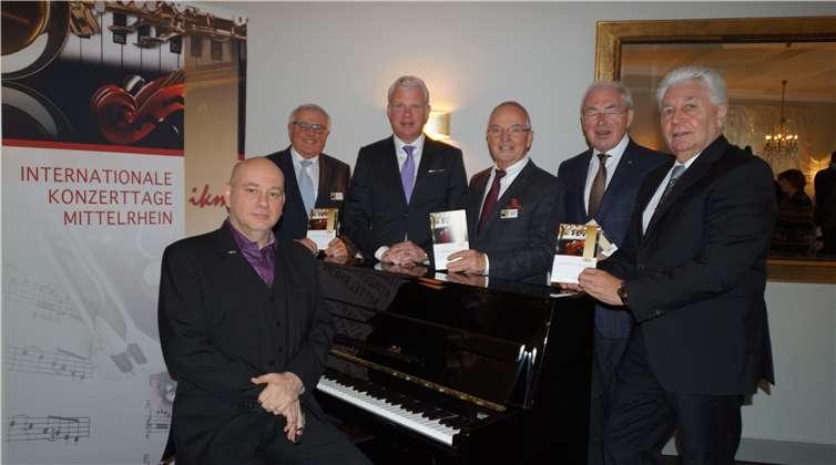Freuen sich auf die kommende Konzertreihe: Prof. Peter von Wienhardt (am Klavier) sowie die Mitglieder des Kuratoriums - Dr. Gerhard Huthmann, Michael Schönberg, Prof. Dr. Manfred Rister, Gernot Mittler, Harald Watterich (v. l.).SOT