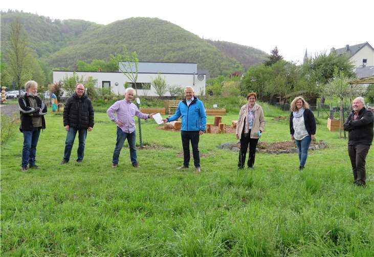 Freuen sich auf die künftige Blühwiese in Roßbach: Gemeindemitarbeiter Edmund Plag,die Beigeordneten Thomas Boden und Alexander Paganetti, Landrat Achim Hallerbach, InaHeidelbach und Gabi Schäfer von der Kreisverwaltung sowie der 1. Beigeordnete Jürgen Becker.