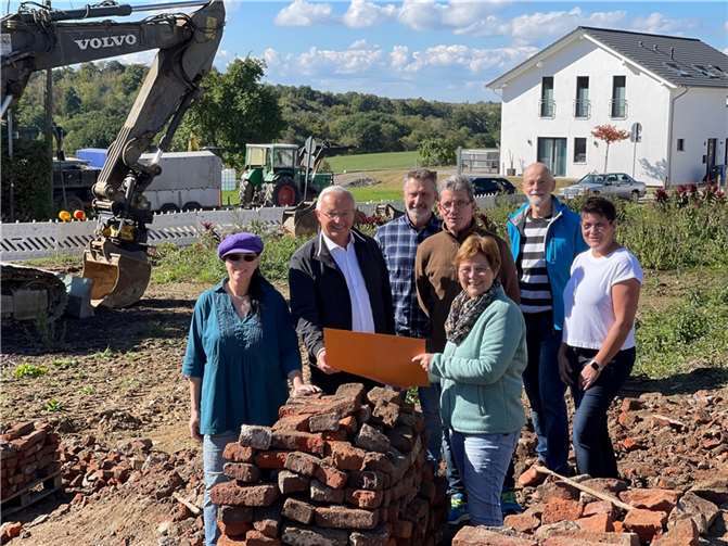 Freuen sich auf die neu gestaltete Dorfmitte: v.li. Petra Schiller, Landrat Achim Hallerbach, Karl Hauck (LAG), Gemeindearbeiter Gerd Köhler, Ortsbürgermeisterin Anette Wagner, 2. Beigeordneter Franz Josef Ludwig und Frau Meckes-Sokola. Quelle: Kreis Neuwied