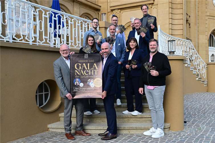 Freuen sich auf die neue Ahrwein-Gala: vorne v.l. Andreas Lambeck (Geschäftsführer Ahrwein e.V.), Guido Mombauer (KSK-Vorstand), Peter Münzer (Ahrtal-Residenz), mittlere Reihe v.l. Janin Chanthanak (Sinziger Mineralbrunnen), Christian Lindner (Hotel Aurora), Anja Oda (VRM), obere Reihe v.l. Felix Henneberger und Marc Dombrowski (beide Merbag GmbH), Thomas Swieca (Steigenberger Hotel) und Dominik Neswadba (Ahrtal-Werke).  Fotos: Martin Gausmann