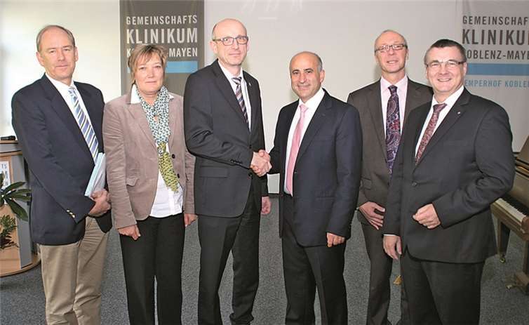 Freuen sich auf die zukünftige Zusammenarbeit (von links): der Ärztliche Direktor des Kemperhofs Koblenz Prof. Dr. Bernd Markus, die Stellvertretende Pflegedirektorin Mechthild Annen, Geschäftsführer Jürgen Schmidt, Chefarzt Dr. Hüseyin Senyurt, der Vorsitzende des Aufsichtsrats Detlef Knopp und der Vorsitzende der Gesellschafterversammlung Dr. Alexander Saftig.privat