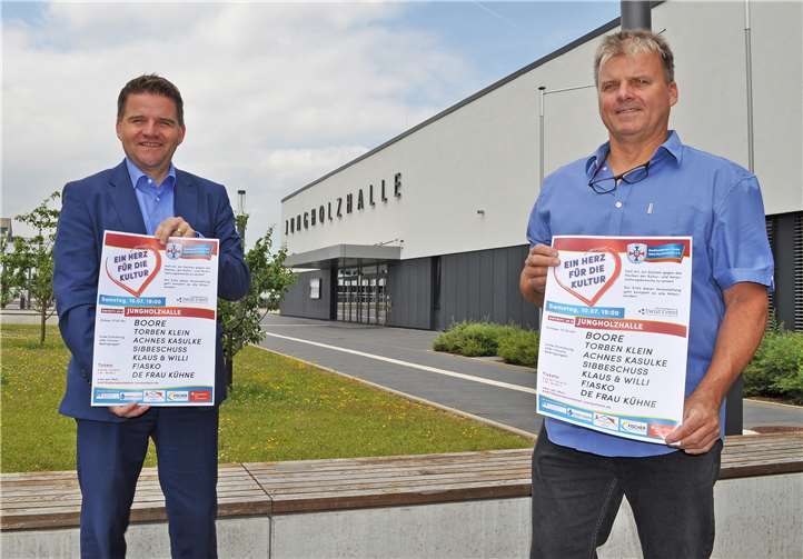 Freuen sich auf ein jeckes Programm voller Höhepunkte in der Jungholzhalle: Bürgermeister Holger Jung und der Kommandant des Stadtsoldaten-Corps 1868 Meckenheim Peter Klee (von links). Foto: Stadt Meckenheim