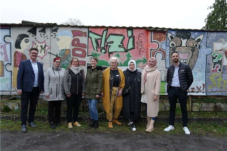 Freuen sich auf eine erfolgreiche Zusammenarbeit: Neuwieds Bürgermeister Peter Jung (l.), Sammy Labidi (r.) und Ulrike Ackermann (4.v.r.) aus dem städtischen Jugendamt und der neue Stadtelternausschuss.  Foto: Nadine Schöneberg