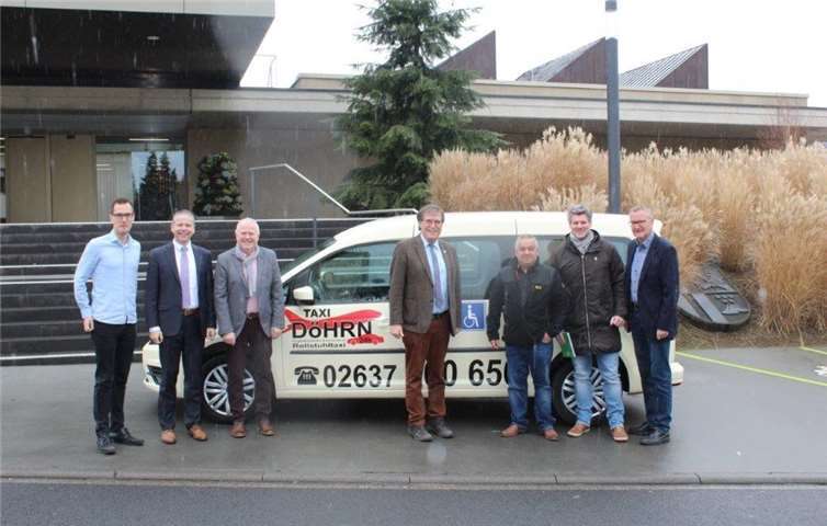 Freuen sich auf eine gute Zusammenarbeit: Fachbereichsleiter Bürgerdienste, Stephan Ristow; Büroleiter Oliver Fender; Vorsitzender des Seniorenbeirates, Richard Hubers; Bürgermeister Klaus Bell; Inhaber Taxi Döhrn, Mario Rassuli; Jugend- und Seniorenarbeit Kruft, Martin Busenbender; Fachbereichsleiter Soziales, Kultur und Tourismus, Bernd Schemmer.Foto: VG