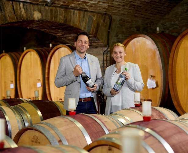 Freuen sich auf eine gute Zusammenarbeit: Matthias Baltes, Vorstandsvorsitzender der Winzergenossenschaft Mayschoß-Altenahr e.G., und Astrid Lettau, Marketingleiterin des Sinziger Mineralbrunnens. Foto: Valery Kloubert / Sinziger Mineralbrunnen