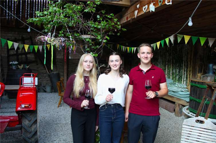 Rech: Anna Knieps wird neue Weinkönigin Freuen sich auf ihre kommende, mit dem Recher Winzerfest am 20. September offiziell beginnende Amtszeit: die neue Recher Weinkönigin Anna Knieps (Mitte) sowie Weinprinzessin Tessa Dubowy und Weinprinz Lukas Königshoven.  Foto: DU