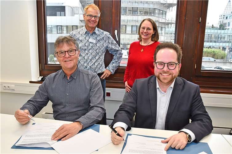 Freuen sich auf rege Beteiligung bei den Workshops: Der Erste Kreisbeigeordnete Pascal Badziong (v.re.), Burkhard Nauroth vom Verein „LebensWandel - gemeinsam gestalten e.V.“ (v.li.) sowie GKV-Vertreter Rolf Geifes und Anne Schnütgen von der Kreisverwaltung bei der Unterzeichnung der Kooperationsvereinbarung für das Projekt „Gesund älter werden im Landkreis Mayen-Koblenz“.  Foto: Kreisverwaltung MYK/Damian Morcinek