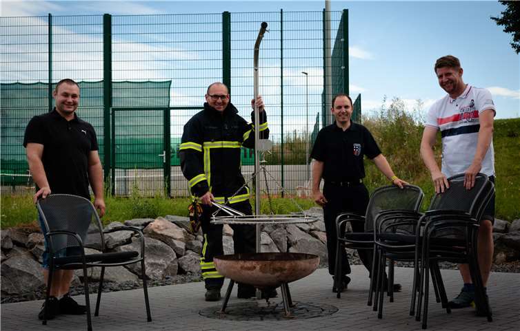Freuen sich aufs Angrillen: J. Schlemmer, R. Mrozek, T. Schaarschmidt und D. Lützenkirchen. Foto: privat