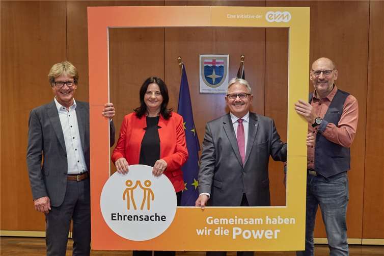 Freuen sich darüber, das Ehrenamt zu würdigen: Berthold Nick von der evm, Beigeordnete Klaudia Follmann-Muth, Bürgermeister Adolf T. Schneider und Beigeordneter Wilfried Münz. Foto: evm/Matthias Brand