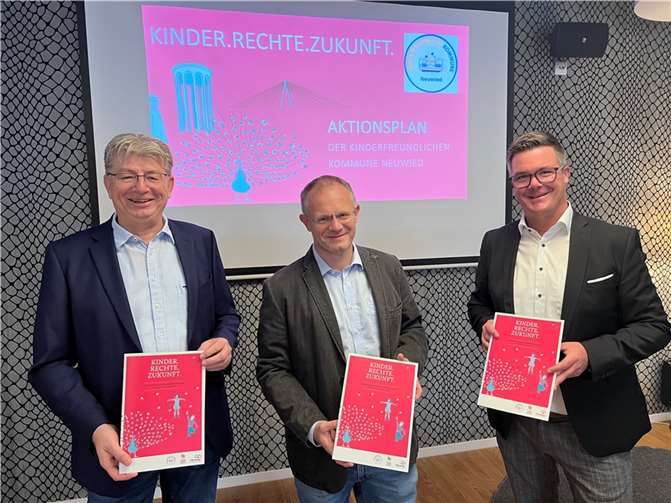 Freuen sich, dass Neuwied alle Kriterien erfüllt hat und nun als erste Stadt in Rheinland-Pfalz das Unesco-Siegel „Kinderfreundliche Kommune“ erhält: (von links) Beigeordneter Ralf Seemann, Oberbürgermeister Jan Einig und Bürgermeister Peter Jung.  Foto: Stadt Neuwied/Ulf Steffenfauseweh