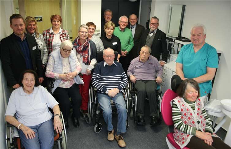 Freuen sich, dass dank der Spenden des Fördervereins und der Waldbreitbacher Hospiz-Stiftung der Zahnbehandlungsstuhl erworben werden konnte: Zahnarzt Michael Breith (rechts), Einrichtungsleiter Sandor Sobothe (links), Pflegedienstleiterin Martina Krupp (2. von links) sowie Mitarbeiterinnen des Marienhaus Seniorenzentrums St. Josef, die Mitglieder des Fördervereins und der Heimbeirat.Foto: privat
