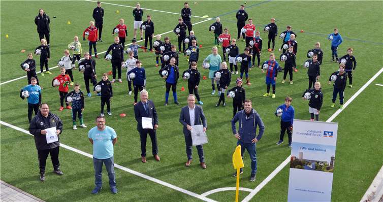 Freuen sich, dass das Jugend-Fußballcamp des FV Vilja Wehr auch 2020 stattfinden konnte: Organisator Piet Ahrens, Christian Huber, Geschäftsführer der MST GmbH, Jochen Nett, Teamleiter bei der Volksbank RheinAhrEifel, Michael Lenz, Leiter der Geschäftsstelle Niederzissen der Volksbank sowie Stefan Bell, 1. Vorsitzender des FV Vilja Wehr (v.l.n.r.). Foto: Privat