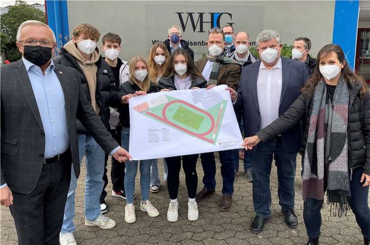 Freuen sich, dass das Sport-Außengelände des WHG grundsaniert wird: Landrat Achim Hallerbach, Schülervertreter Johanna Welle, Carlotta Burger, Moritz Huxoll, Fabian Fogel und Sophie Hartstang,Tim Dunker (Schulelternbeirat), Marco David (Fachvorsitz Sport), Schulleiter Michael Strauss, Sportlehrerin Jennifer Zunkel, Verbindungslehrer Jörg Eckert Zunkel (Sport), Schülervertreter sowie Rüdiger David und Beigeordneter Michael Mahlert von der Neuwieder Kreisverwaltung. Foto: Kreisverwaltung