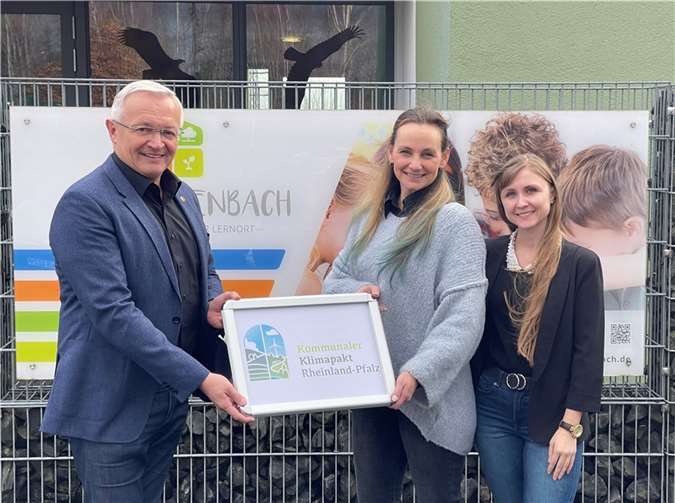 Freuen sich, dass der Kreis-Ausschuss einstimmig den Beitritt des Kreises Neuwied zum Kommunalen Klimaschutzpakt beschlossen: Landrat Achim Hallerbach, Klimaschutzmanagerin Janine Sieben (Mitte) und Klimawandelanpassungsmanagerin Angelina Zahn.  Foto: Kreisverwaltung Neuwied/Ulf Steffenfauseweh