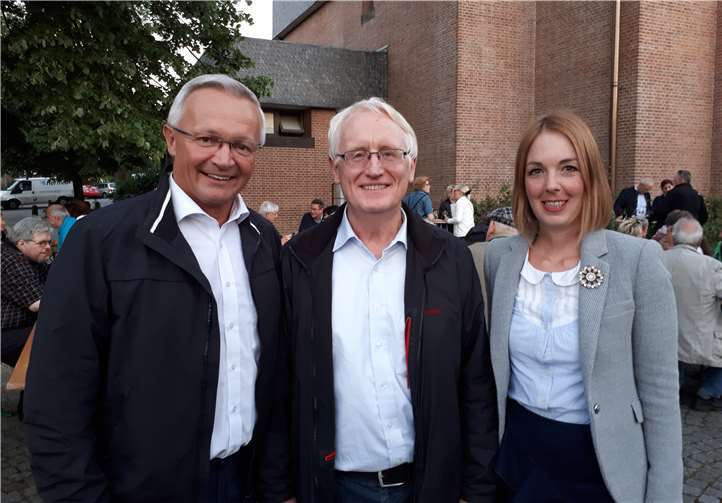 Freuen sich, dass der Kreis Neuwied nun auf Augenhöhe in der Bonn/Berlin-Runde vertreten ist (v.l.): Landrat Achim Hallerbach, Dr. Heinz Schmitz, CDU-Vorsitzender in der Verbandsgemeinde Unkel, und die heimische Landtagsabgeordnete Ellen Demuth in Rheinbreitbach.  CDU Neuwied
