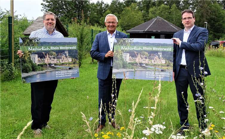 Freuen sich, dass der Kreis Neuwied so viel zu bieten hat und das jetzt in einer neuen Broschüre präsentiert: (von links) Jörg Hohenadl, Landrat Achim Hallerbach und Harald Schmillen. Foto: Kreisverwaltung