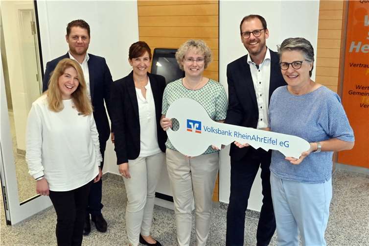 Freuen sich, dass die Filiale Heimersheim wieder öffnet: Kundenberaterin Sandra Nehring-Dräger, Teamleiter Benjamin Kopp, Kundenberaterinnen Verena Burow und Daniela Neukirchen, Thomas Theisen, Direktor des Regionalmarktes AhrBrohltal und Filialleiterin Kirsten Pflaum (alle Volksbank RheinAhrEifel eG, v.l.n.r.). Foto: Hans-Jürgen Vollrath