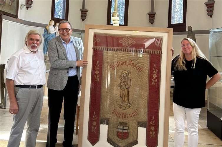 Freuen sich, dass die restaurierte Linzer Prozessionsfahne im Stadtarchiv einen würdigen Platz findet (v. l.): A.-Peter Gillrath, Stadtbürgermeister Helmut Muthers und Stadtarchivarin Andrea Rönz.Foto: Ulrike Timmler