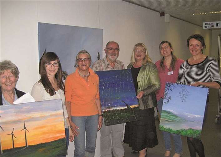 Freuen sich, dass ihrer Arbeit ein Forum geboten wird (v.l.): Pia Timann, Xenia Fischer, Karin Luithlen, Hermann Hünerfeld, Jutta Golinski, Caroline Albert-Woll (beide vhs) und Olga Kasper. privat