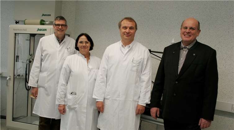 Freuen sich, dass im St. Josef-Krankenhaus jetzt auch junge Internisten ausgebildet werden können: Chefarzt Dr. Manfred Rittich, die Oberärzte Dr. Luitgard Näkel, Dr. Bernhard Lammers und der kaufmännische Leiter Alfred Pitzen.Andrea Schulze