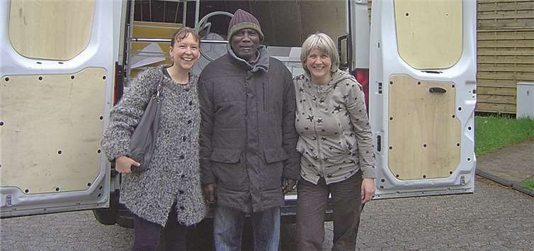 Freuen sich, dass sie mit den gut erhaltenen Betten aus dem Krankenhaus Maria Hilf in Krankenhäusern in Ghana helfen können: Birgit Kriegel, die Pflegedienstleitung des St. Josef-Krankenhauses Adenau, sowie Dr. Chrys Kwesi Sackey und Claudia Newiger.privat