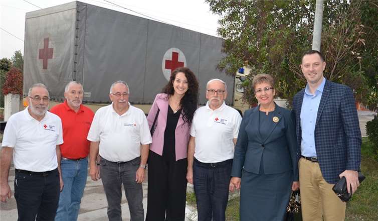 Freuen sich, dass sie mit den gut erhaltenen Hilfsgütern aus den Marienhaus Kliniken im Krankenhaus in Albanien helfen können: Bernd Schricker, der Ortsvereinsvorsitzende des DRK Weibern und stellvertretende Vorsitzende des DRK Kreisbands Ahrweiler (3.v.l.), Gerd Schricker (l.) und Assistenzärztin Denada Mone (4.v.l.).privat