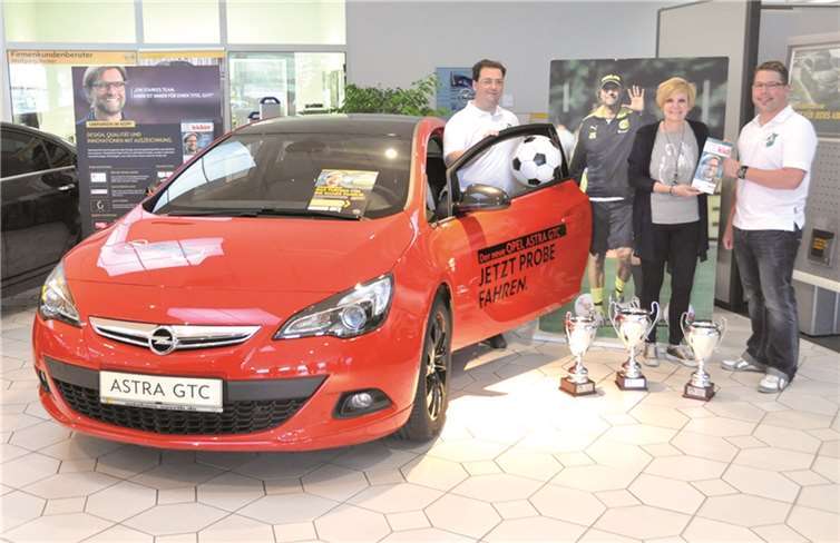 Freuen sich enthusiastisch über die gemeinsame „Opel Family Cup“-Aktion: v.r. Marc Widerstein, Geschäftsführerin Stefanie Sürth (Autohaus Opel Sürth) sowie Andreas Lanser. B. Schmitz
