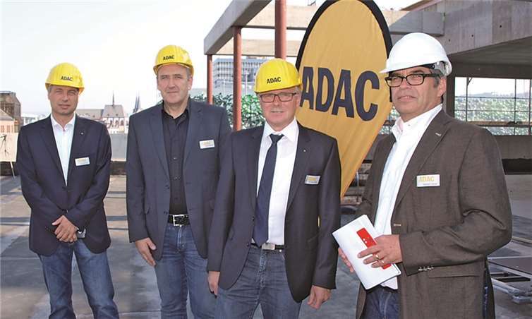 Freuen sich gemeinsam auf das neue, moderne und großzügig gestaltete Dienstleistungsgebäude (v. l.): Geschäftsführer Curt Beckmann, Johannes Reif (Bauherrenvertretung), Dr.Klaus Manns (Vorstand Verkehr und Technik) und Gerhard Förster (Architekt). US