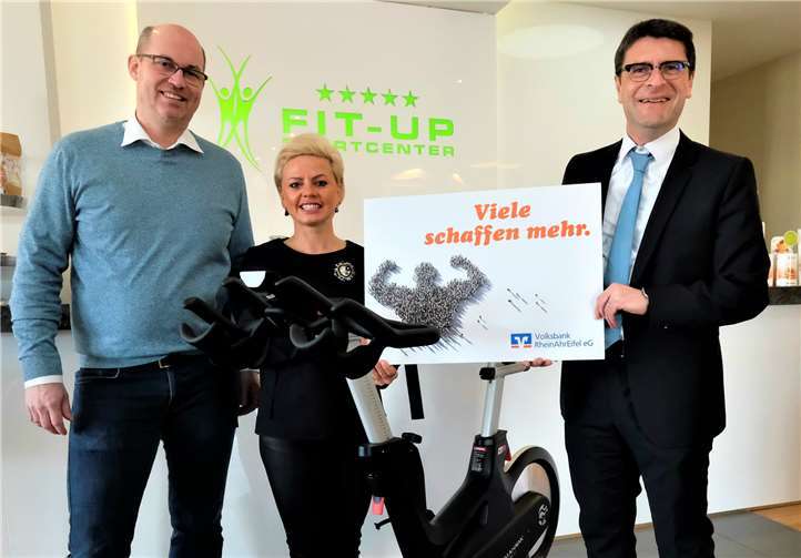 Freuen sich gemeinsam auf den 2. Mayener Cycling-Spendenmarathon: Dr. Wolfgang Schlags, 2. Vorsitzender der MY-Gemeinschaft, Maggy Kukulski, Inhaberin des Fitnessstudios Fit up und Oliver Engels, Direktor des Regionalmarktes MayenRhein bei der Volksbank RheinAhrEifel. Foto: Edith Billigmann