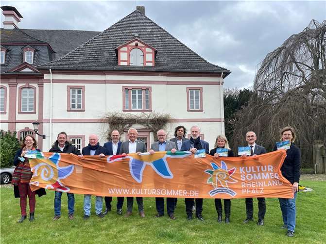 Freuen sich gemeinsam auf die zahlreichen Veranstaltungen im Rahmen der Westerwälder Litertaturtage 2022 (v.l.n.r.): Solveig Ariane Prusko, Programmleitung Westerwälder Literaturtage 2022, Achim Schwickert, Landrat Westerwaldkreis, Michael Lieber, Landrat Kreis Altenkirchen a.D., Andreas Görg, Vorstand Sparkasse Westerwald Sieg, Achim Hallerbach, Landrat Kreis Neuwied, Dr. Peter Enders, Landrat Kreis Altenkirchen, Dr. Reinhard Lahr, Geschäftsführer der Abtei Rommersdorf Stiftung, Staatssekretär Prof. Dr. Jürgen Hardeck, Ministerium für Familie, Frauen, Kultur und Integration RLP, Sandra Köster, Vorständin Wir Westerwälder, Dr. Hermann-Josef Richard, Vorstand Sparkasse Neuwied, Teneka Beckers, Geschäftsführerin Kultursommer RLP. Foto: Wir Westerwälder