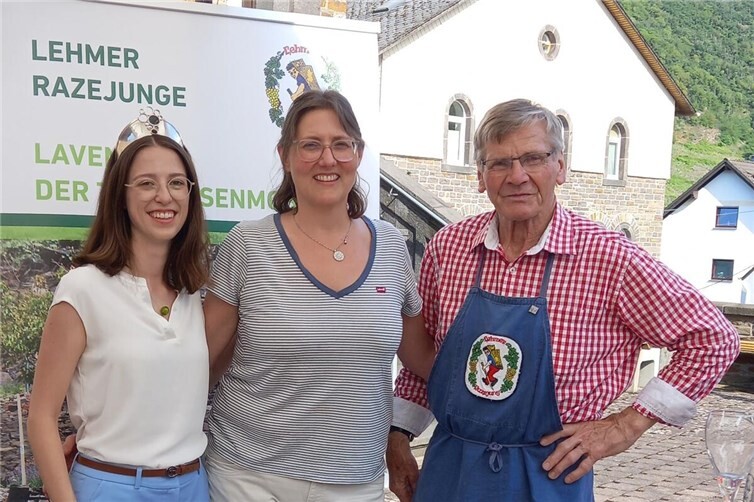 Freuen sich gemeinsam aufs Lavendelblütenfest: Moselweinkönigin Teresa, Verbandsbürgermeisterin Kathrin Laymann und Razejung Dieter Möhring.