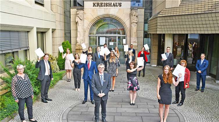 Freuen sich gemeinsam mit den Absolventen 2020, die alle im Beamtenverhältnis auf Probe übernommen wurden und in der Kreisverwaltung beziehungsweise im Jobcenter Landkreis Mayen-Koblenz zum Einsatz kommen: Landrat Dr. Alexander Saftig (vorne Mitte), Büroleiterin Petra Kretzschmann (links) sowie Ausbildungsbeauftragter Peter Klöckner (rechts) und Personalratsvorsitzende Heike Breitbach (2. von rechts). Foto: Kreisverwaltung/Morcinek