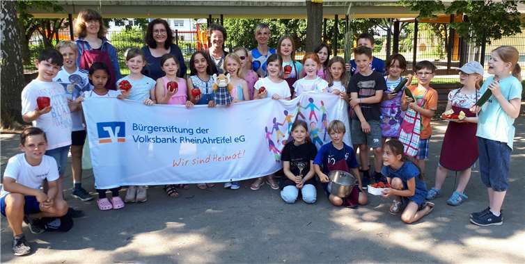 Freuen sich gemeinsam mit den Kindern der 3. Klasse der Grundschule Bad Bodendorf über die Spende der Bürgerstiftung der Volksbank RheinAhrEifel für den Ernährungsführerschein: Margret Nelles vom Landfrauenkreisverband Ahrweiler, Lehrerin Kirsten Schäfer, Volksbank-Filialleiterin Melanie Dreißigacker und Lehrerin Daniela Pörzgen-Weigl (v. l. n. r.).Foto: privat