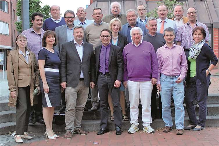 Freuen sich gemeinsam über das Wahlergebnis: Die Mitglieder der neu konstituierten CDU-Fraktion mit ehemaligen, verdienten Fraktionsmitgliedern.privat