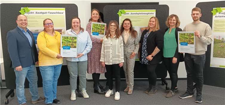 Freuen sich gemeinsam über das ausgezeichnete nachhaltige Engagement, von links: Mike Brüggemann, Manuela Schindler, Johanna Brodhun, Sabrina Emons, Denise Nieland, Lydia Bauer, Anika Schäfer, Anne Hildebrandt und Maximilian Mund. Foto: Stadt Meckenheim