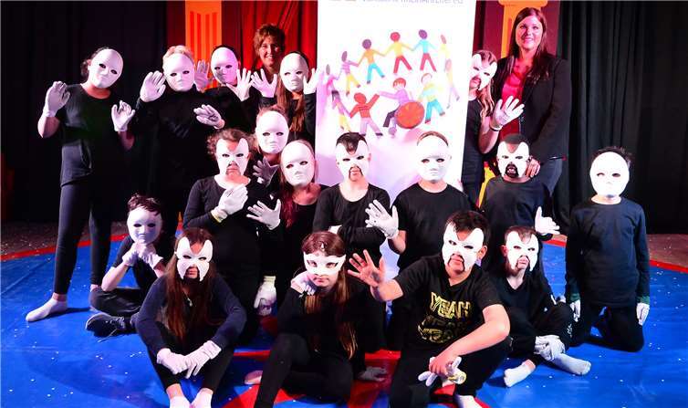 Freuen sich gemeinsam über die 1.000 Euro-Spende der Bürgerstiftung der Volksbank RheinAhrEifel für ihr Zirkusprojekt: Kinder der Grundschule Mülheim-Kärlich und Meike Heift, Leiterin der Filiale Mülheim-Kärlich der Volksbank RheinAhrEifel. .Foto: Udo Stanzlawski