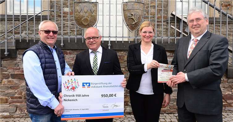 Freuen sich gemeinsam über die Spende der Bürgerstiftung der Volksbank RheinAhrEifel: Ortsbürgermeister Detlev Leersch, Berthold Leinz, Leiter der Filiale Nickenich, Privatkundenberaterin Alexandra Schwarz und Stiftungsgeschäftsführer Bruno Jaeger (v.l.).Foto: Udo Stanzlawski