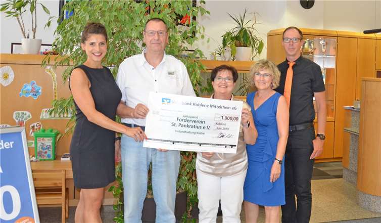 Freuen sich, gemeinsam zum Erhalt der Kirche beizutragen: v.li. Carolina Göring, Manfred Pötz, Birgit Clemens, Renate Martini, Christian Schunk.Quelle: olksbank Koblenz Mittelrhein eG: