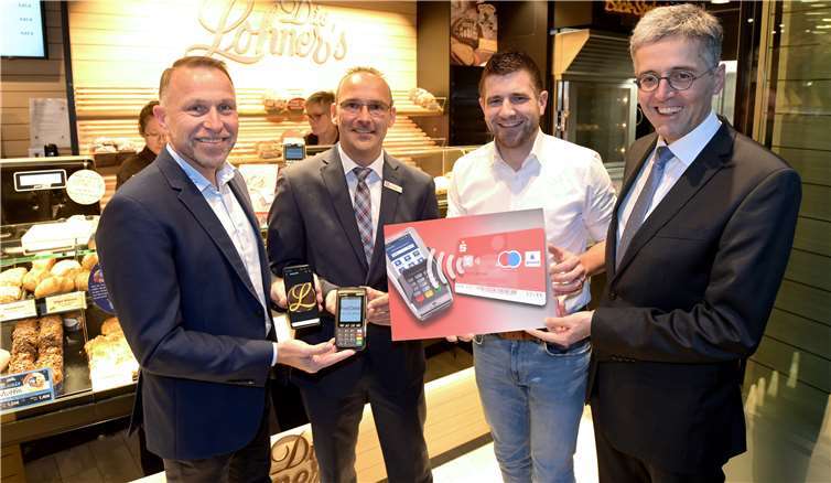 Freuen sich in Mayen über den neuen Service stellvertretend für 80 der 156 Bäckereifachgeschäfte von „Die Lohner‘s“ in der Region (v.l.): Helmut Moll als Geschäftsführer der Bäckerei „Die Lohner‘s“, Marco Göbel als Kundenberater „Payment“ bei der KSK Mayen, Johannes Eiffler als Assistent der Geschäftsleitung bei „Die Lohner‘s“ und KSK-Vorstandsvorsitzender Karl-Josef Esch. Foto: Ralph Kuenzel