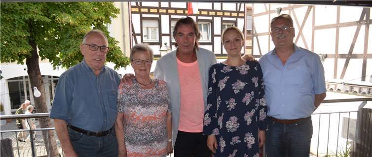 Freuen sich mit Jürgen Schneider (Mitte) über den gelungenen Nachmittag: Antonius Kohlhaas, Gerda Kohlhaas, Olga Atamanova und Alfons Busch. Foto: privat