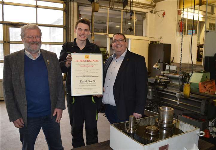 Freuen sich mit Nachwuchs-Elektroniker und Bundessieger David Krefft über seinen Erfolg: Obermeister Marco Kraus (rechts) und Lehrlingswart Hans Anspach (links) der Innung für Elektro, Gebäude- und Informationstechnik Rhein-Mosel.privat
