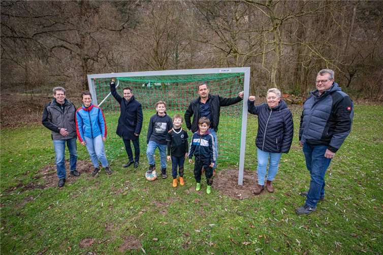 Freuen sich mit den Kindern, dass es wieder eine Möglichkeit zum Bolzen im Bereich Oberwerth und Südliche Vorstadt gibt (v.li.): Rudolf Kalenberg, Anja Duck, Oberbürgermeister David Langner, Jörg Pfeffer (Leiter Sport- und Bäderamt), Bürgermeisterin Ulrike Mohrs und Stadionverwalter Kurt Barz.  Foto: Stadt Koblenz/Andreas Egenolf