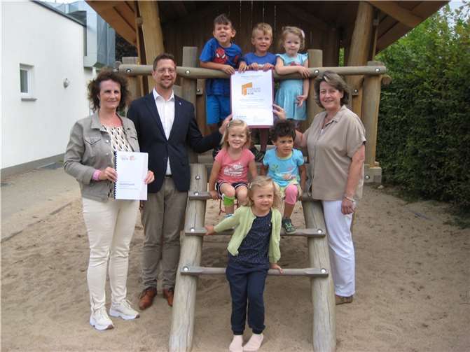 Freuen sich mit den Kindern über die erneute Rezertifizierung: (v.l.) Fachbereichsleiterin Sabine Radermacher, Beigeordneter Swen Christian und FZ-Leiterin Stefanie Weißenfels.  Foto: FZ Villip/Larissa Tiedemann