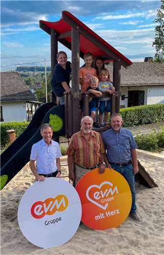 Freuen sich mit den Kindern vor Ort über die neue Grünanlage „Aussichtsbalkon in der Hochstraße“ mit neuer Spielkombination: Raimund Hahn, Thorsten Hahn und Norbert Rausch, Kommunalbetreuer evm.  Foto: evm