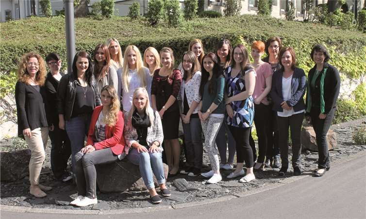 Freuen sich mit den frisch examinierten Gesundheits- und Krankenpflegerinnen: Schulleiterin Marina Hentschel (3. von rechts), Stellvertretende Schulleiterin Simone Weber (2. von rechts), Kursleiterin Bärbel Thies (rechts) und Zentrale Praxisanleiterin Irmgard Riehl (links).Privat