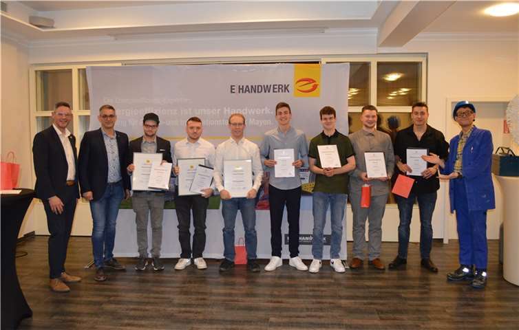 Freuen sich mit den neuen Gesellen: Andreas Fuhrmann (l.), Obermeister der Innung für Elektro- und Informationstechnik Mayen, Bernd Wagner, Vorsitzender des Gesellenprüfungsausschusses (2.v.l.) und Comedian Handwerker Peters (r.).  Foto: D. Schmidt