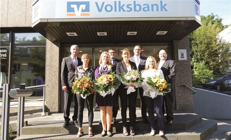 Freuen sich mit den vier Jubilarinnen (v.l.): Sascha Monschauer, Judith Schneider, Silvia Honerbach, Florian Löhndorf, Beate Schmitz, Herbert Thelen, Julia Denkel, Stefan Linden. privat