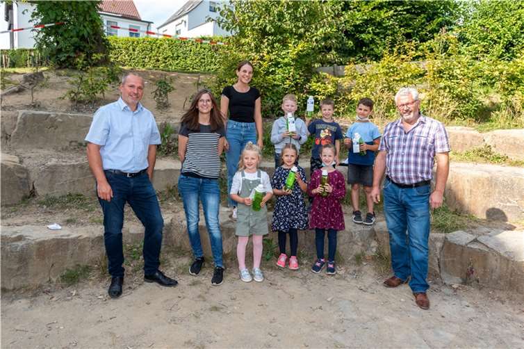 Freuen sich mit ihren Kindern über die Trinkflaschen der Westenergie: Ines MacNelly und Alice Weber (v.li.). Eine gute Idee, findet Bürgermeister Albert Jung (re.s) und bedankt sich bei Thomas Hau li.).Foto: Westenergie/Rolf Lorig