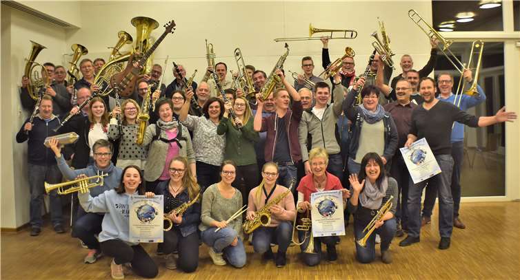 Freuen sich schon auf das Konzert: Die rund 50 MusikerInnen aus Kesseling und Insul. Aaron Berzen