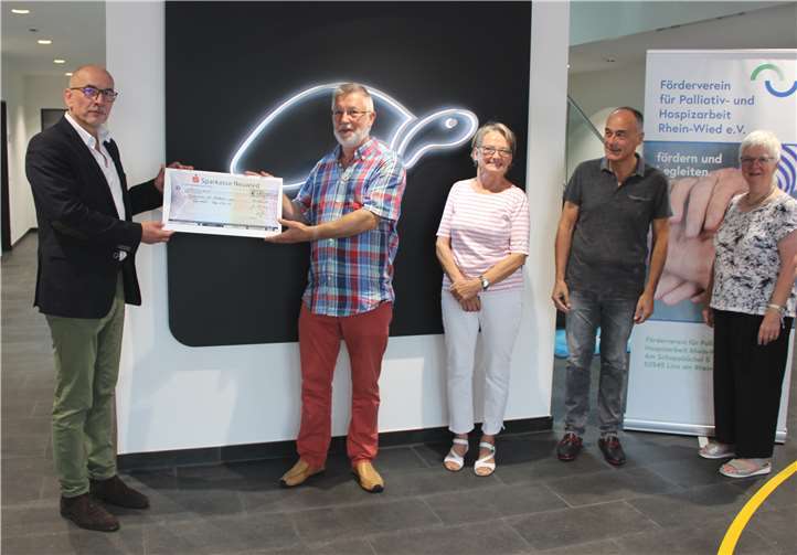 Freuen sich sehr über den Scheck in Höhe von 10.000,- Euro, überreicht durch Sven Holst, Director Sales HB Protective Wear: Wolfgang Walter, Roswitha Gottbehüt, Detlef Nonnen und Hanna Kohl (v.l.n.r.).Foto: Privat